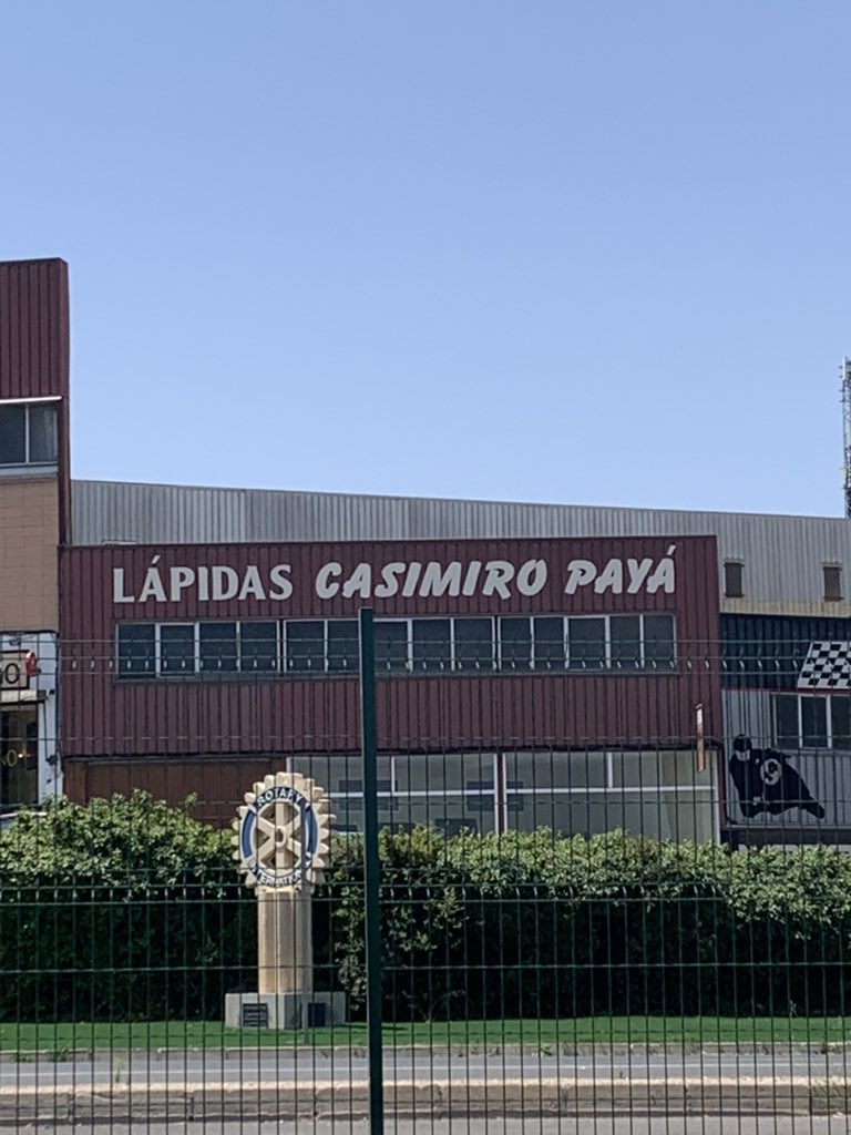 nomellorens's tweet image. Llevo viéndolo toda la vida, pero es que me sigue pareciendo súper irónico que una tienda de lápidas que está al lado del cementerio se llame así