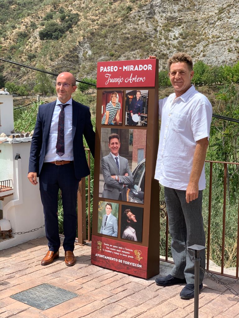 SubGobGRA's tweet photo. La subdelegada, @InmaLopez14 asiste junto al alcalde de Torvizcón @DavidTorvizcon y @jmvillegasj diputado provincial obras públicas,
a la inauguración del "Paseo- Mirador Juanjo Artero". 
Un homenaje por su humildad y su gran trabajo como actor de cine, teatro y televisión. 👏 https://t.co/zaH9KoJhdg