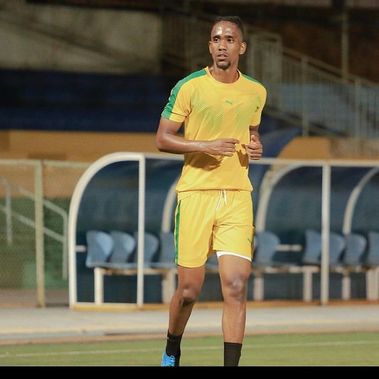 Myugariro Karera Hassan wakiniraga AS Kigali yamaze gusinyira APR FC amasezerano y'imyaka ibiri

---

Defender, Karera Hassan has signed a two years deal with APR FC. He served AS Kigali for two previous seasons

#rwanda #kigali #football