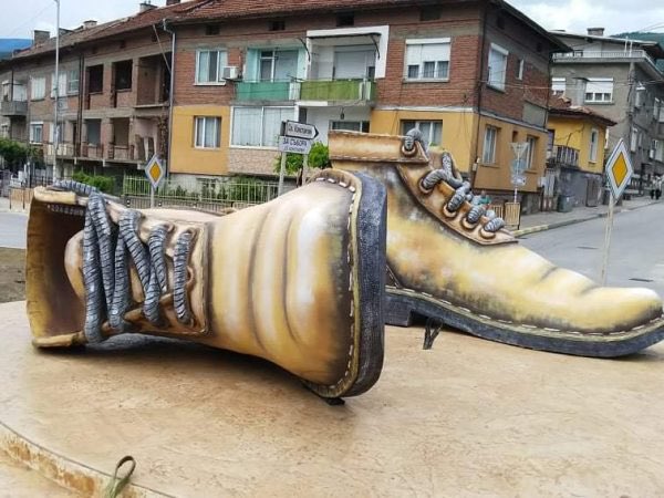 IvanGaidarov's tweet image. Gigantic #shoes monument in #Peshtera, the #Bulgarian 🇧🇬 footwear industry capital city 🥾👠