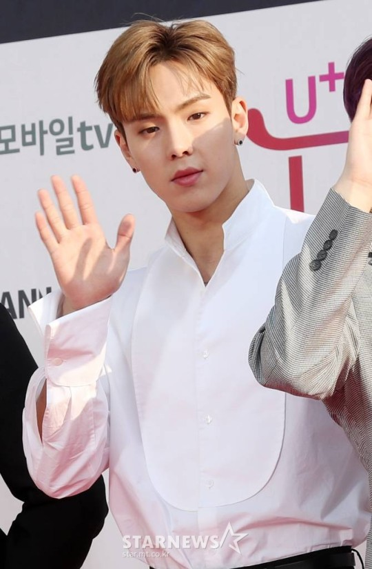 conkdekpop's tweet photo. #Shownu de #MONSTAX ha anunciado personalmente en el fancafé del grupo que hará su alistamiento militar el 22 de julio. 

Servirá como trabajador social debido a una cirugía de retina y una lesión de hombro en el pasado. https://t.co/fEZ6Inz6By