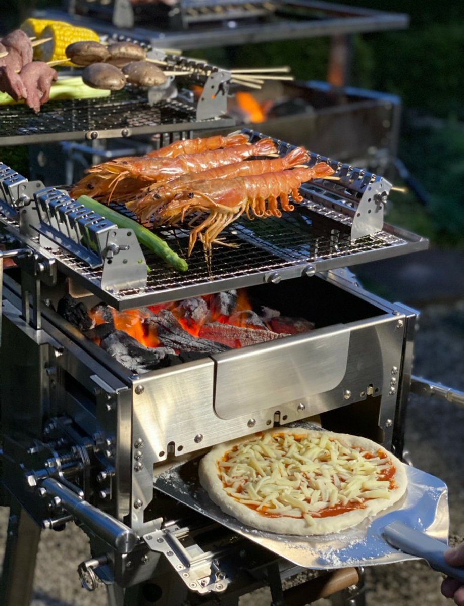 せとし バーベキューコンロ ピザ窯付き 窯の温度は良い感じ 上さんの生地から手作りピザを入れます バーベキューコンロ バーベキュー ピザ ピザ窯 試作品 アウトドア 串焼上手 串焼上手mini