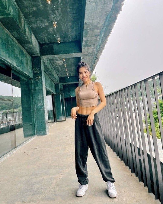 MAMAMOO ソラ、腹筋を公開