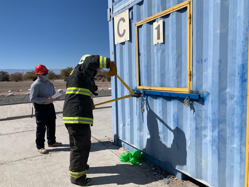 ANB_Chile's tweet photo. En el #CampusNorte de @ANB_Chile se realiza el curso de #EntradaForzada para alumnos del Cuerpo de Bomberos de #Iquique @cbi_iqq 👨‍🚒👩‍🚒#SaberParaServir https://t.co/kbnF3b85K9