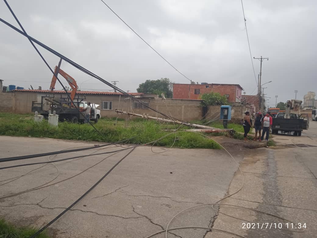FranciscoGpsuv's tweet photo. #Gestión Luego de  coordinar y articular con Corpoelec, ya las cuadrillas  realizan los trabajos de recuperación del servicio eléctrico en la calle Jesús María Patiño, allí se desplomó poste con banco de transformador a causa de la Onda Tropical N° 18 @NicolasMaduro @PartidoPSUV https://t.co/okVFZFVpKH