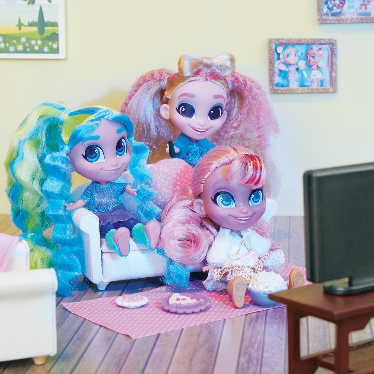 Movie nights are better with your besties 🍿 What’s your favorite movie?