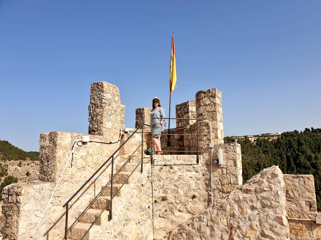 El Castillo almohade de #AlcaládelJúcar se construyó entre los s. XII y XIII. Según la leyenda la princesa mora Zulema, hija de Garaén, se enamoró de un caballero cristiano y huyó de su padre para vivir en una aldea cercana... ¡llamada Zulema! ¿Será verdad?🤔
#RutaVinoLaManchuela
