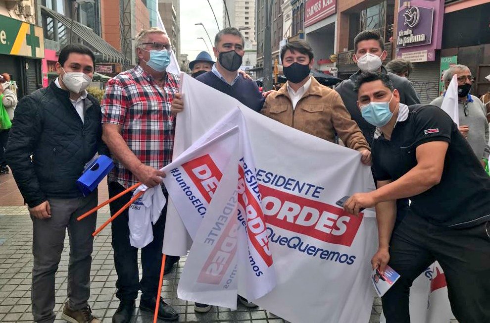 pridemocrata's tweet image. Compromiso total con nuestro candidato a La Moneda @desbordes . En el centro de Antofagasta compartió con militantes, dirigentes y autoridades liderados por el pdte nacional @rcaramori .No hay dudas: con los regionalistas + los independientes, #JuntosGanamos
Vota 4.Vota Desbordes