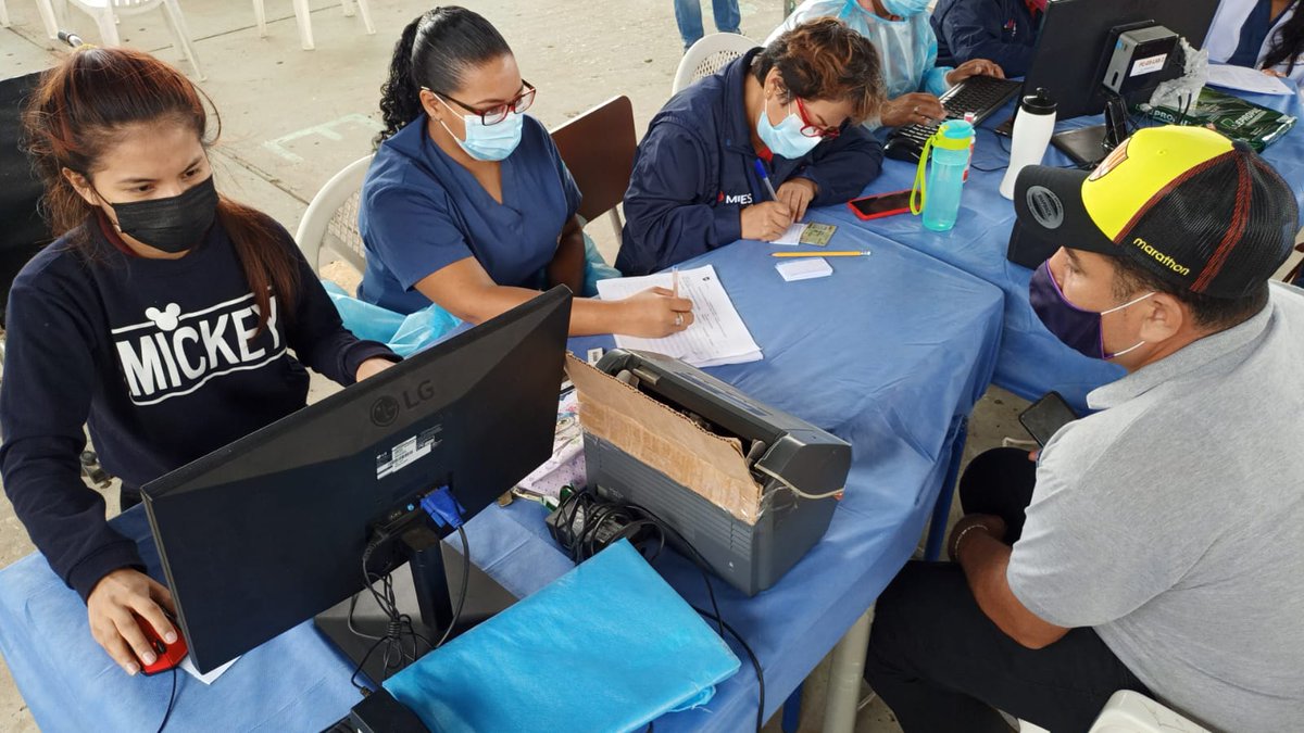 DPS_LosRios's tweet photo. #Guayas | En Playas, se aplica #VacunaCOVID19, en el marco de la Fase 2 del #PlanVacunacion9100. Continúa la inoculación a sectores estratégicos, adultos mayores y personas con discapacidad y, con enfermedades agravantes como factores de vulnerabilidad de la población. https://t.co/DpCw6WYliy