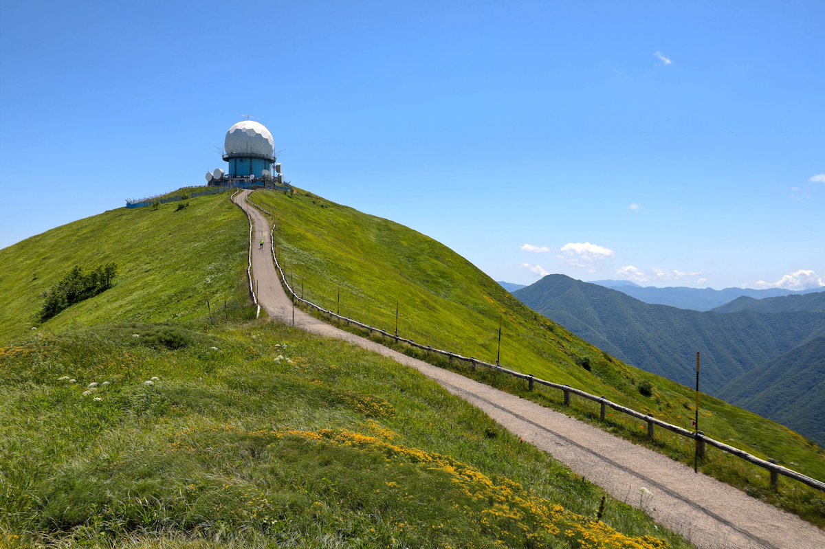 simonemodica_'s tweet photo. Trekking sulla vetta del Monte #Lesima. Con il suo sistema radar ENAV fa da confine alle province di #Piacenza e #Pavia - Photo by #simonemodica https://t.co/Cv2gz2ltoi