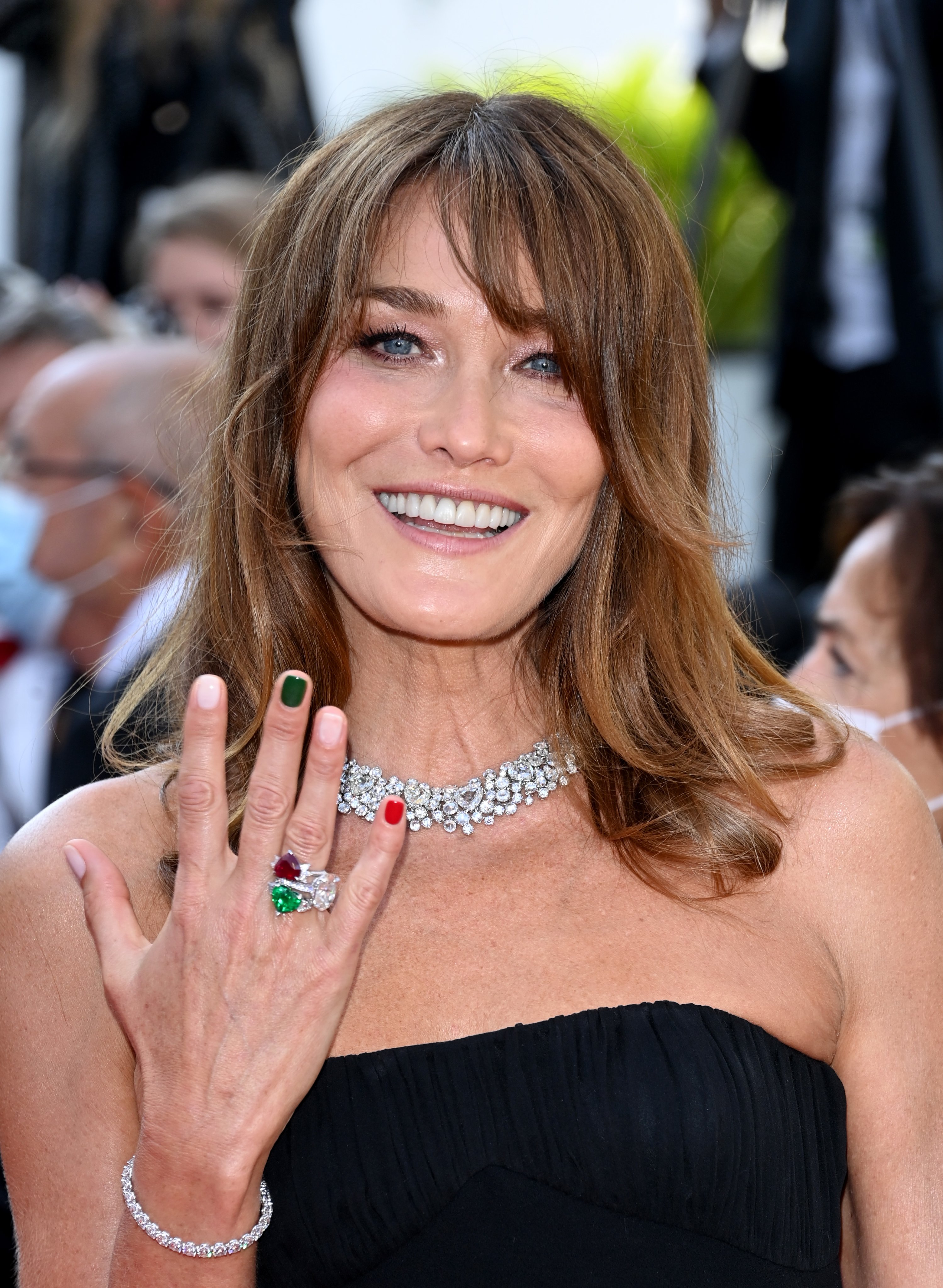 Vogue France on X Sur le red carpet du Festival de Cannes Carla Bruni a ose une manucure aux couleurs de l Italie assortie a sa bague Chopard pour soutenir l equipe italienne lors