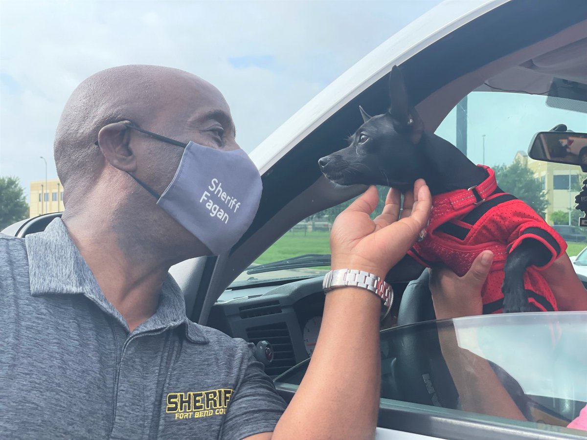 HoustonHumane's tweet photo. There were many smiling dog faces and tail wags at today's Pet Pantry with @FBCSO Sheriff Faganas over 4,000 LBS of pet food were distributed.  With your generosity, we can continue to keep pets and families together. #hounews #petsofhouston #petpantry #FortBendStrong https://t.co/GUwg08fdU8