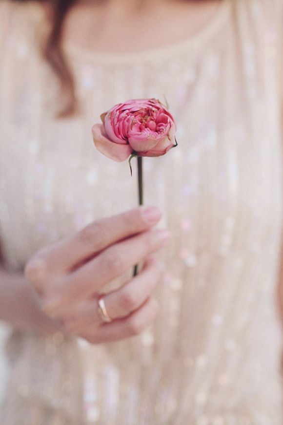 مكانك ماتغيّر والجروح فداك
تعال : وخلّ غلطاتك ، وغلطاتي
ٓ
هنا قلبٍ تحرى رجعتك .. وهناك
بقايا ذكرياتك .. و ابتساماتي !

.
.
#غرد_الان_بشيء_جميل