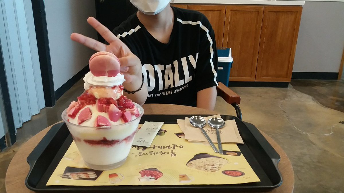 blow1010's tweet photo. 블로 오늘 친구만나서 재미있게 노랐어!! 너무 더워서 빙수 먹었어!! 그리고 이 사진은 과연 어디서 찍었을까아? 친구랑 있을때 찍었을까? 혼자 있을때 찍었을까? 블로는 말 안할거야 상상하는게 더 재미있자나?⌯' ▾ '⌯
#펨섭 #리틀 #펫 https://t.co/4K8QGE9LCx