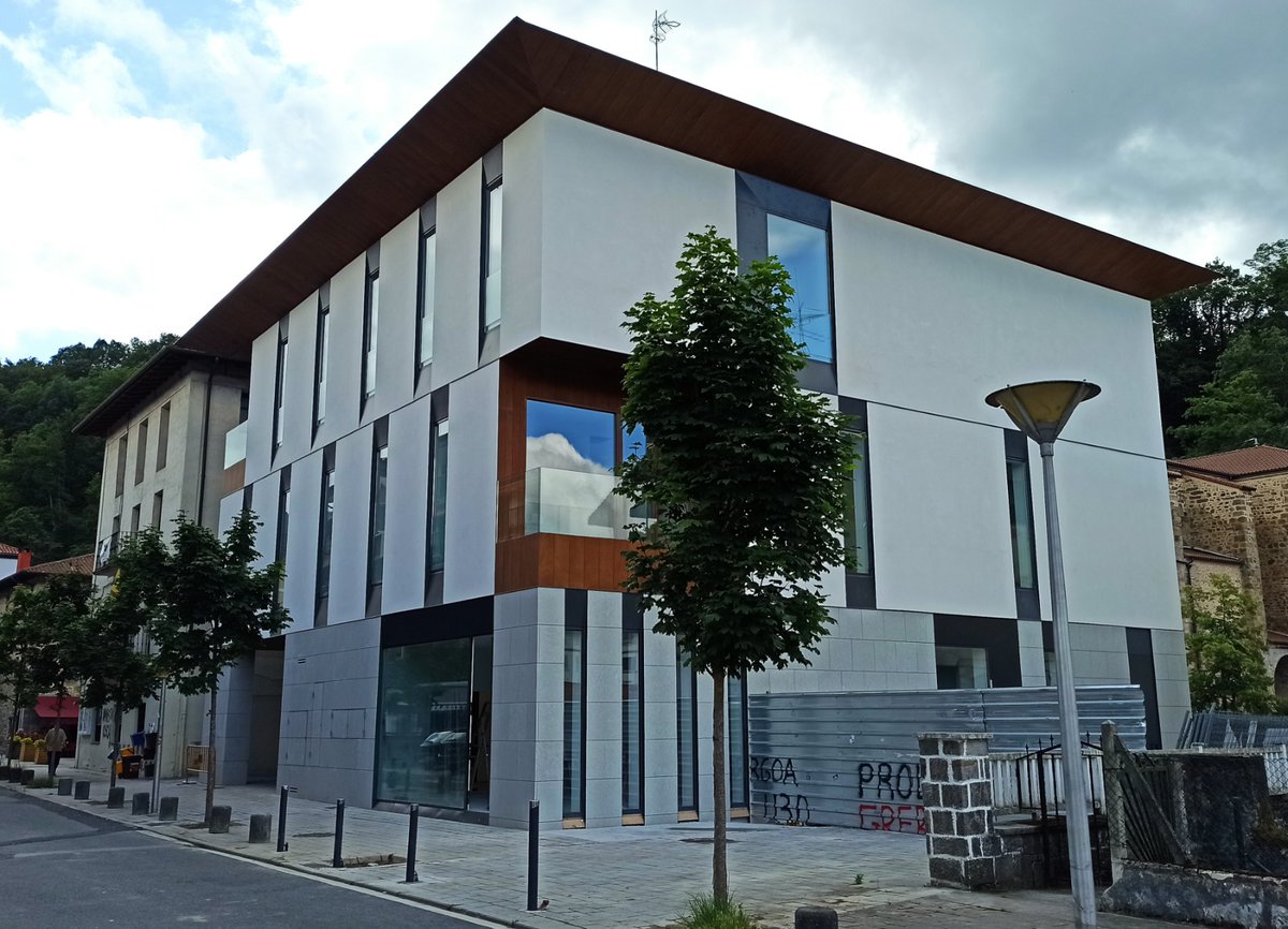 Zaldibia.ko udal eraikin berria eta bertako zerbitzuak ezagutzeko bisitak:
Astelehena eta asteazkena 10:00 - 11:00 eta 17:00 - 18:00.
Ostiralean 17:00etatik 18:00etara.
Ez da txandarik hartu beharko, baino baliteke denbora tarte bat itxaron beharra
zaldibia.eus/eu/ostiralean-…