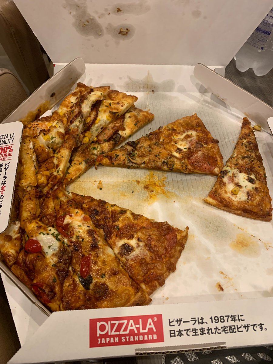 mika_hira31's tweet photo. 届いたらこんなでした😂
#ピザーラ
#PIZZARA
#見た目大切よね
#ピザーラお届け https://t.co/FcZfVAymm5