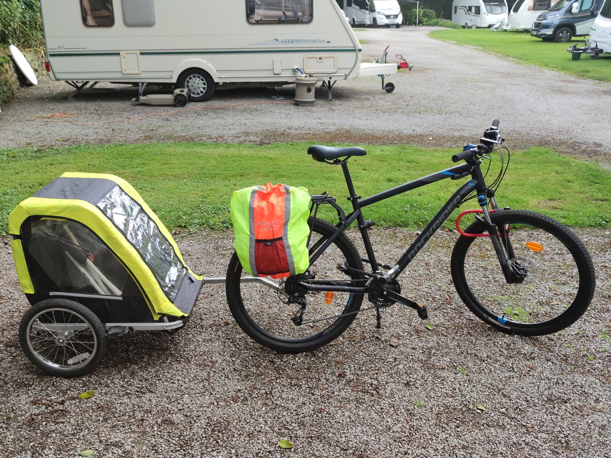 Firesnapper999's tweet photo. Checked in, campervan, bike &amp; Benson's chariot set up. As #eMTB in for warranty repair, using the #RockriderST520v2, also fitted with two gold standard D Locks &amp; a 113db movement alarm. Man &amp; mutt now chilling out.... Pain meds on board 💊💊 😳 #HebdenBridge #Calderdale #WYorks https://t.co/5wCPD3OECh