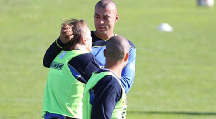 vyuksel4's tweet photo. @Ahmeterdem18 @ceyhunfersoy @Fenerbahce Takimda Kaos yaratan oyuncu... Genc futbolculari kufurle azarliyor, eziyor, yabancilar tiksiniyor... Hocalara kufur, hatta taraftara kufur... https://t.co/vKgcQJD1at
