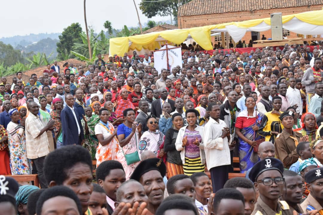 NtareHouse's tweet photo. Le Chef de l'Etat SE Evariste #Ndayishimiye rehausse de sa présence les cérémonies du Jubilé de Diamant (75 ans) de la Paroisse Ruganza du Diocèse de Ngozi, qui coïncide avec l'ordination diaconale et sacerdotale ainsi que la collation des ministères d’acolytat et de lectorat. https://t.co/gXxDhdVNo2