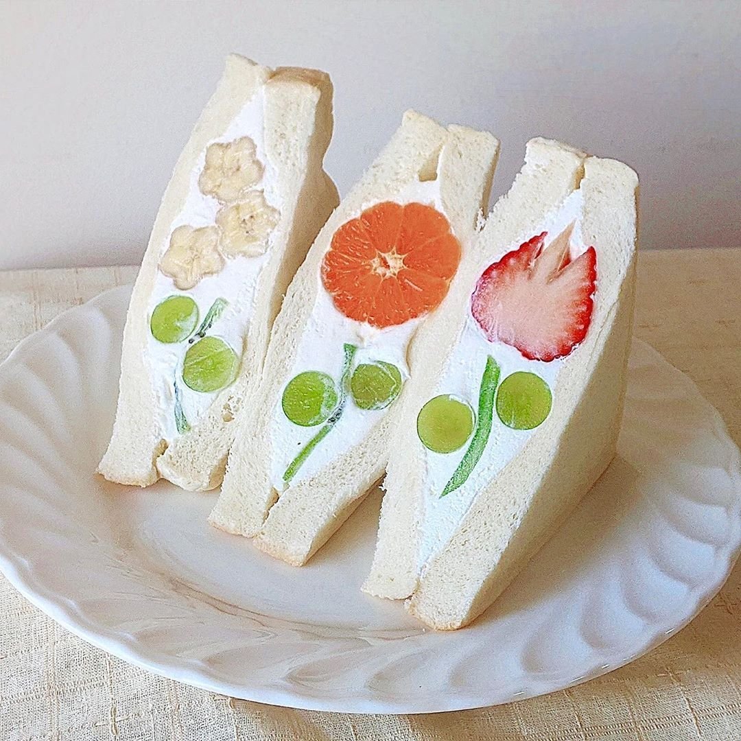 daily_dolce's tweet photo. Flower fruit sandwiches https://t.co/CSdXYRLxok