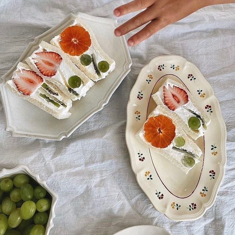 daily_dolce's tweet photo. Flower fruit sandwiches https://t.co/CSdXYRLxok