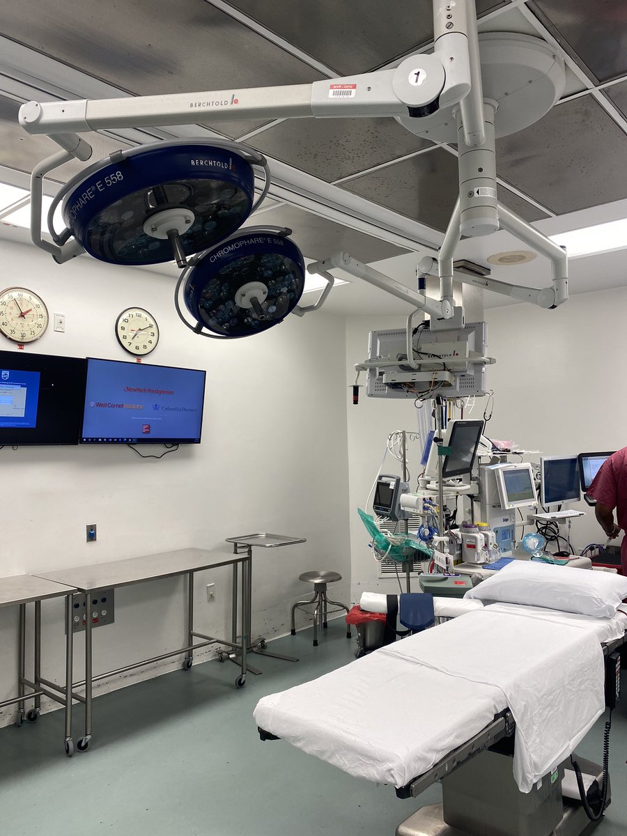 itsdvrryl's tweet photo. Heading back to DC from New York today to start my second year of medical school on Monday! This summer break was REALLY a grind for me and I had to deal with hella BS along the way (iykyk) but thankfully everything worked out for me! Feeling Blessed 😇🙏🏿 #DrHillLoading 👨🏿‍⚕️🪚🔨🦴 https://t.co/B15DfKIJqd