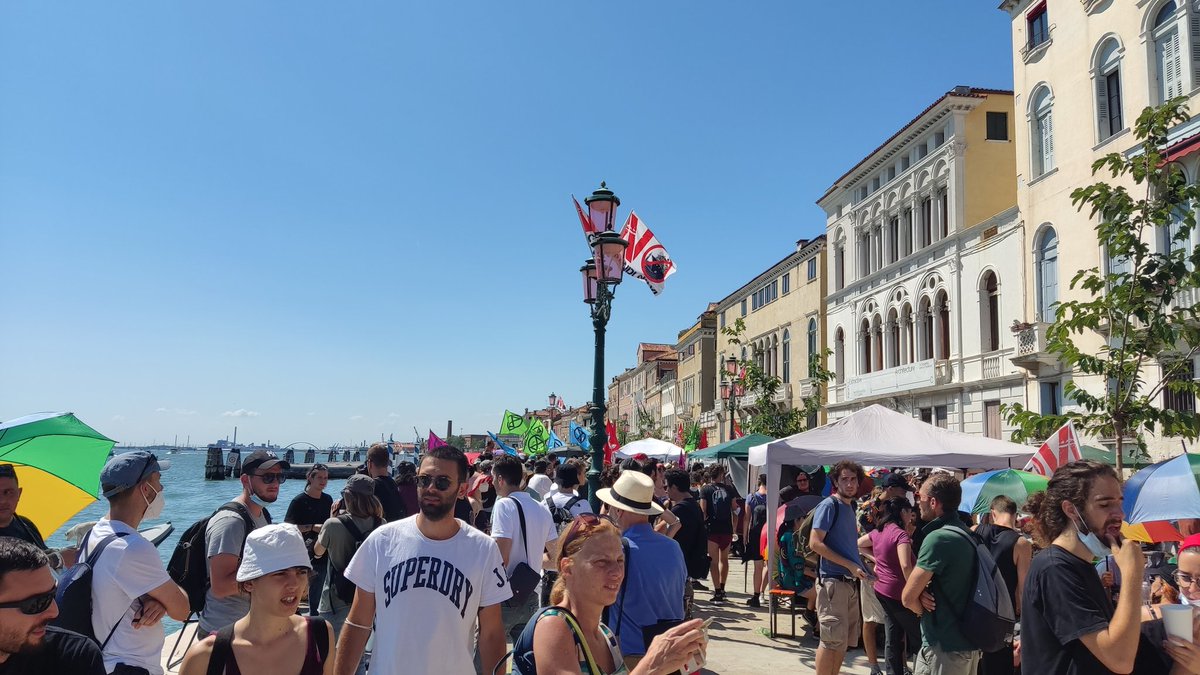 #Venezia | È iniziato il concentramento per la manifestazione We are the Tide. You are only G20. Tanti comitati, sindacati e organizzazioni stanno riempiendo la riva delle Zattere per contestare il vertice su finanza e banche.
#G20
#10luglio