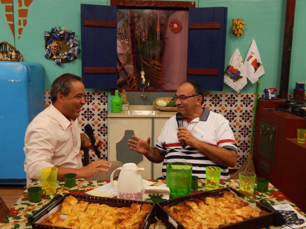 TVPaiEterno's tweet photo. Sábado, às 10h30, é hora de #DedodeProsa! O apresentador Juarez Elisiário te espera com muita informação, um bom café passado, um delicioso pão de queijo e aquele prosa bacana!
*Foto tirada antes da pandemia
#TVPaiEterno #TerceiraIdade #Idosos #entretenimento https://t.co/Ws6XiZH3A6