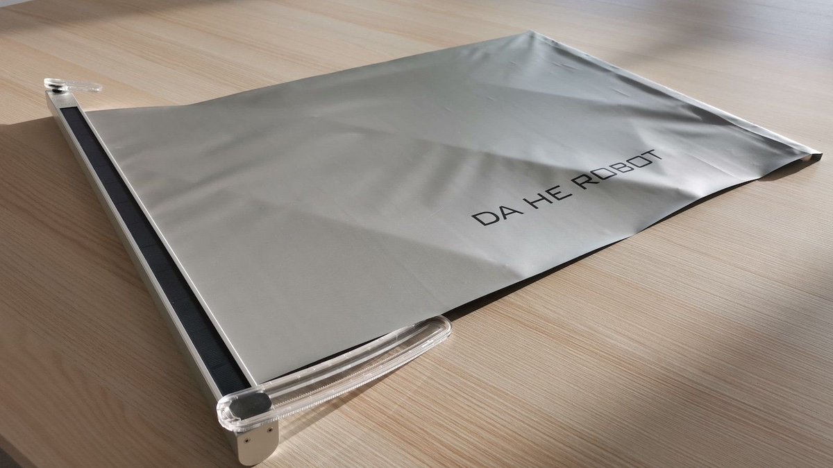 GadgetFlow's tweet image. The D-800 by Smario Technologies thegadgetflow.com/portfolio/d800… You don’t have to move a finger to shade your car anymore, thanks to the D-800 fully-automatic sunshade robot for cars. #caraccessories #summerisnow