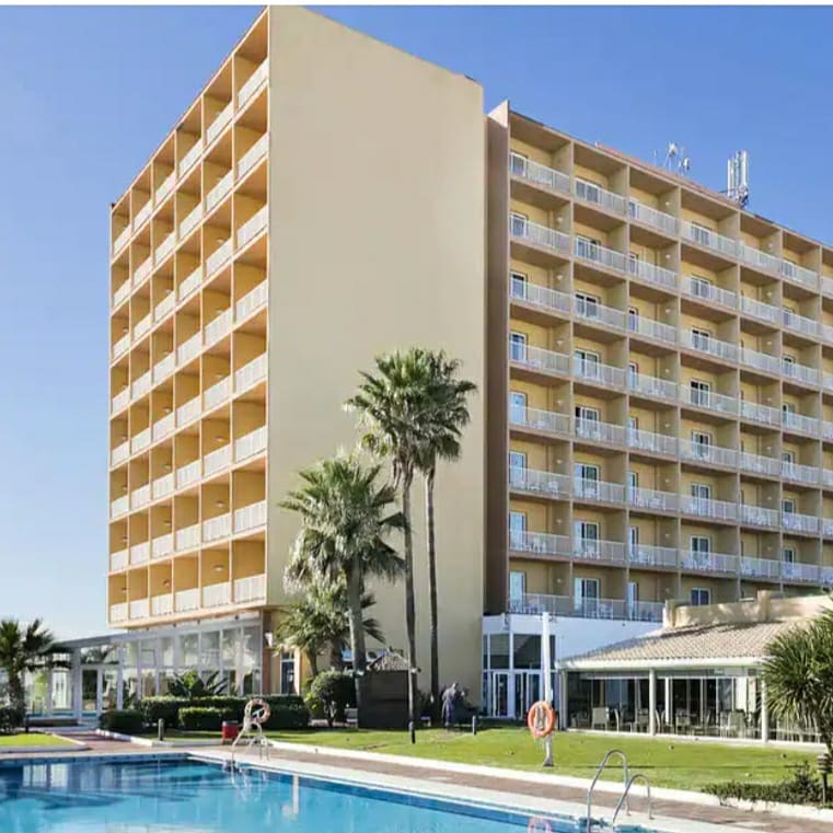 maurovaia's tweet photo. Con Julián, Antonio y Jorge en el Sol Guadalmar. Recién abiertos y con casi toda la temporada aún por delante...que será mucho mejor de lo que se espera...😉 @solbymelia #solguadalmar
@MeliaHotelsInt #meliaspain #hotelmanagement #fbmanagement #maitre #chef @jrsz007 @MeliaCareers https://t.co/ur8xZziPxG