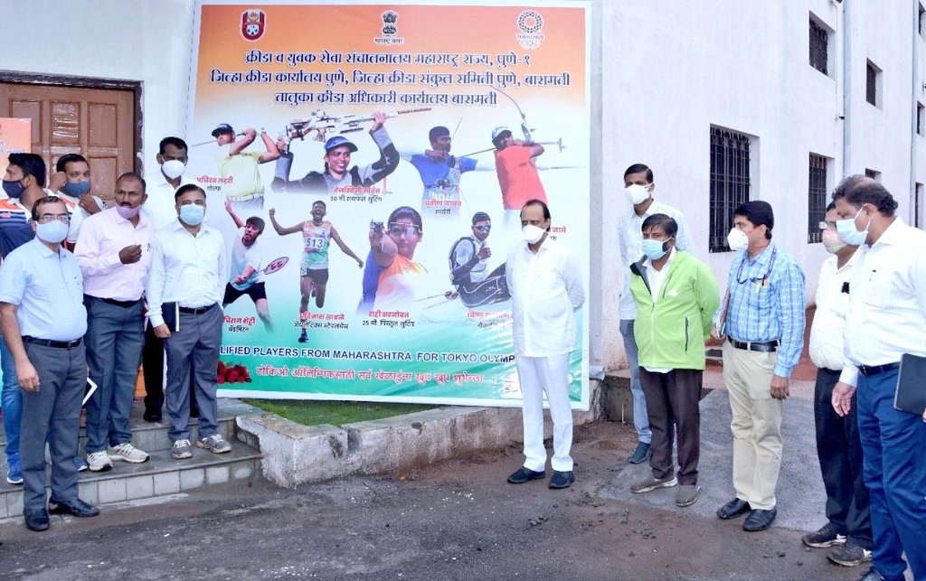 आज बारामतीमधील देसाई इस्टेट रोड, क्रीडा संकुल, परकाळे बंगला येथील कॅनॉल रोड, खंडोबानगर येथील कऱ्हा नदी सुधार प्रकल्प, जुनी कचेरी भिंतीचे बांधकाम, विद्या प्रतिष्ठान रोड, रुई रुग्णालय बांधकाम व सुविधा आदी विविध विकासकामांची पाहणी केली.