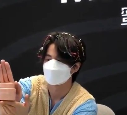 DianInn5's tweet photo. Su cabello ❤️🧡💛💚💙💜

@gulfkanawut https://t.co/muUj3noabg