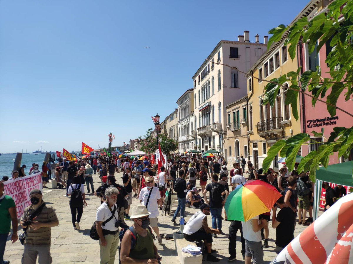 Il sistema economico che propone il #G20 è quello che ha creato la crisi e le disuguaglianze sociali, è importante far convergere le lotte per la giustizia sociale e climatica.
#Venezia
#wearethetide
#socialjustice 
#10luglio