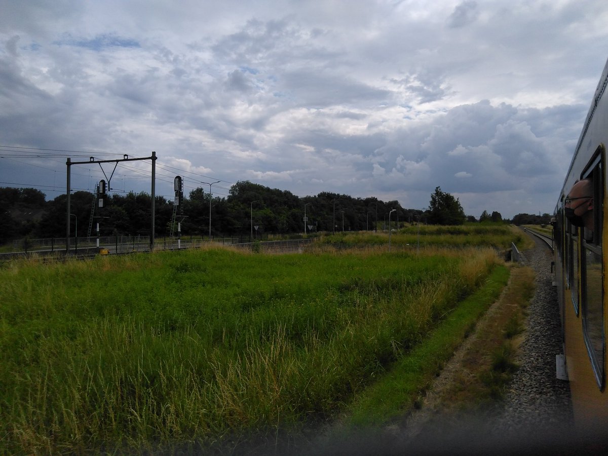 TanjaSlagter's tweet photo. Ritje met Plan U 151. Na Sittard rechtsaf, een stukje de lijn naar @DSM op. Uniek dat daar een personentrein rijdt! #2454crew @V_I_E_V #railexperts met @RobertSlagter https://t.co/bxgQmC5wWH https://t.co/tvonmvVDfn