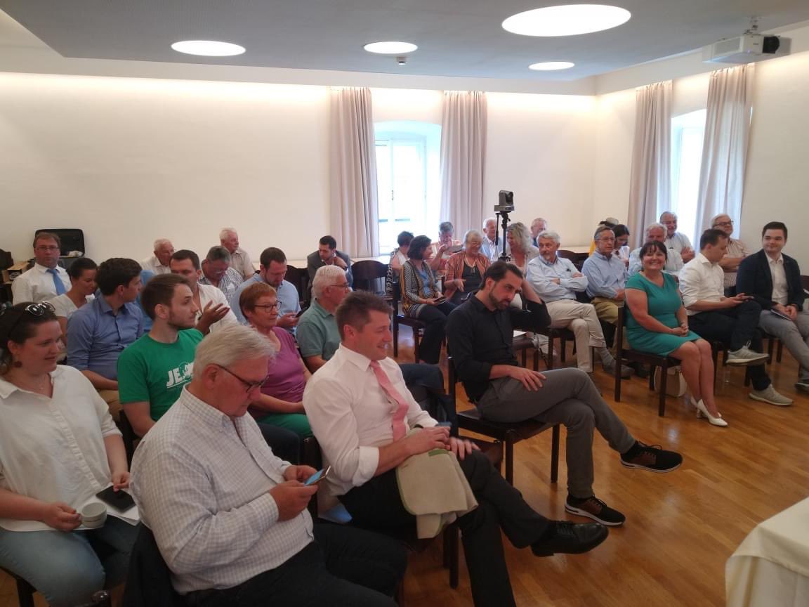Der Saal auf der Europa-Burg ist gut gefüllt, wir freuen uns über die rege Teilnahme vor Ort! 😊💚🇪🇺 #europaforum2021 #efbstmk #europaindersteiermark