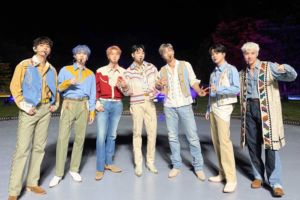 min_ivy09's tweet photo. The greatest gift ever..
#ThankYouBTS
#PermissiontoDance
#GiftForArmy
#BTS #BTSARMY https://t.co/NzaDvLX3jd