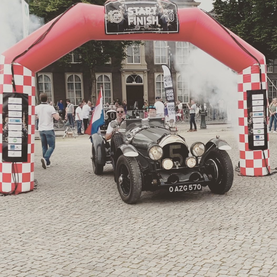 JBRally's tweet photo. Als eerste officieel gefinisht op de parade, George en Diederik in de Bentley BENTLEY 3/8 le mans racer (1950)

#jbr21 #detronrallyteam https://t.co/FWD4eIGU8U