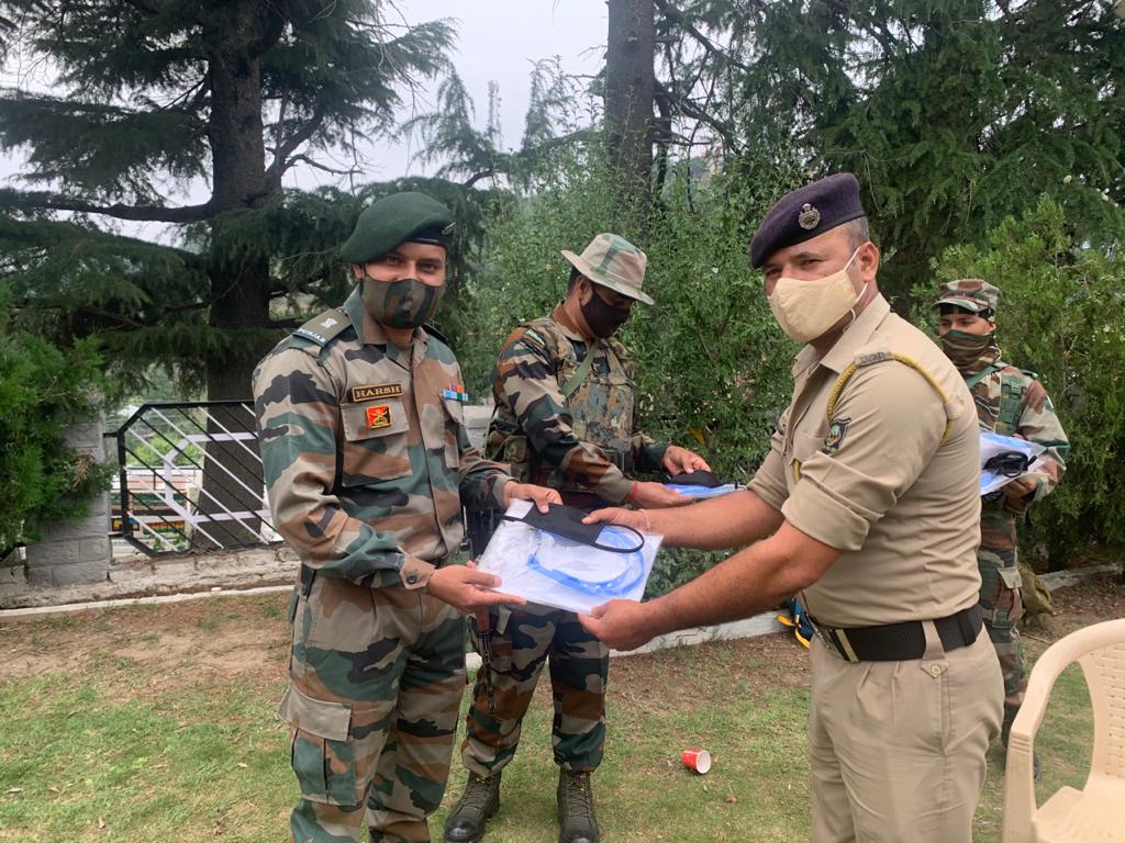 prodefencejammu's tweet photo. #Unite2FightCorona
#IndianArmyForAwaam

#RisingStarBayonets @WesternComd_IA during long range patrol to Kehar Sect in Dist #Chamba  
(H.P.) distributed #COVID19 safety Kits to #Veterans, Locals, #Bakkarwals &amp; On Duty Govt Staff to fight against #Pandemic. #WeCare

@PIBShimla @ANI https://t.co/i2jq6Xt0Yk