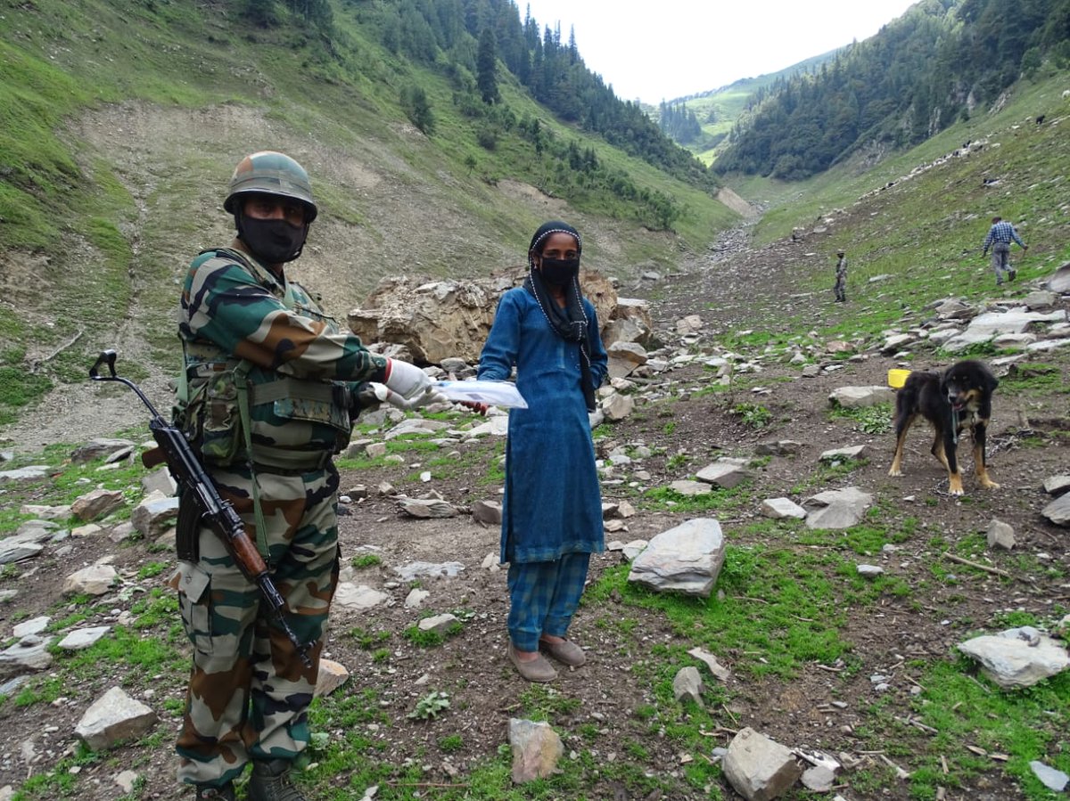 prodefencejammu's tweet photo. #Unite2FightCorona
#IndianArmyForAwaam

#RisingStarBayonets @WesternComd_IA during long range patrol to Kehar Sect in Dist #Chamba  
(H.P.) distributed #COVID19 safety Kits to #Veterans, Locals, #Bakkarwals &amp; On Duty Govt Staff to fight against #Pandemic. #WeCare

@PIBShimla @ANI https://t.co/i2jq6Xt0Yk