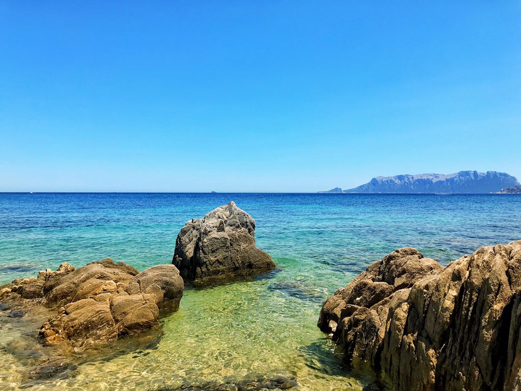 Il senso di molte cose. 
Il senso di Casa e del perché vivo al mare tutto l’anno. 
Anche se in inverno fa più freddo ed è isolato. 
Semplicemente mi bastano tre minuti a piedi per avere questo. 
E a me basta.  #Sardegna