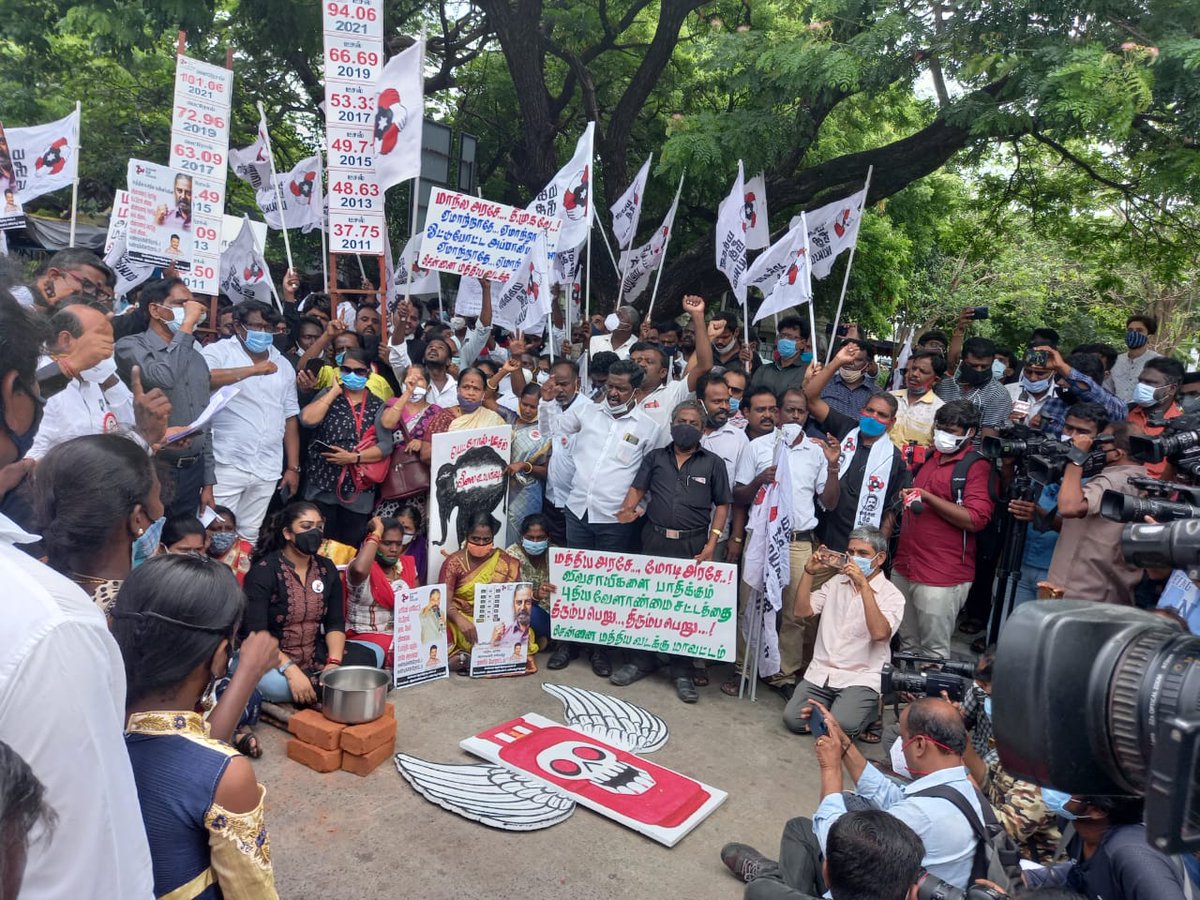 மத்திய மாநில அரசுகளின் வரி பயங்கரவாதத்தினால் பெட்ரோல், டீசல், சமையல் எரிவாயு ஆகியவற்றின் விலை நாளுக்கு நாள் உயர்கிறது. மக்களின் வயிற்றில் அடிக்கும் இந்த அராஜகப் போக்கினைக் கண்டித்து இன்று தமிழகமெங்கும் மநீம போராட்டத்தில் ஈடுபட்டது. இந்தப் போராட்டம் தொடரும்.