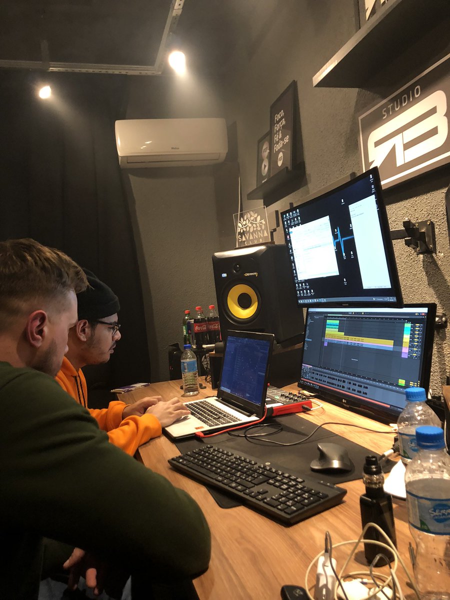renanwboeing's tweet photo. Session de ontem aqui no studio w/ @MKJAYOfficial foi ALTASSSSSS!!
Agora partiu #FIELDCLUB papanduva, set time 18:30 🙌✈️ https://t.co/hLFN12YNGd