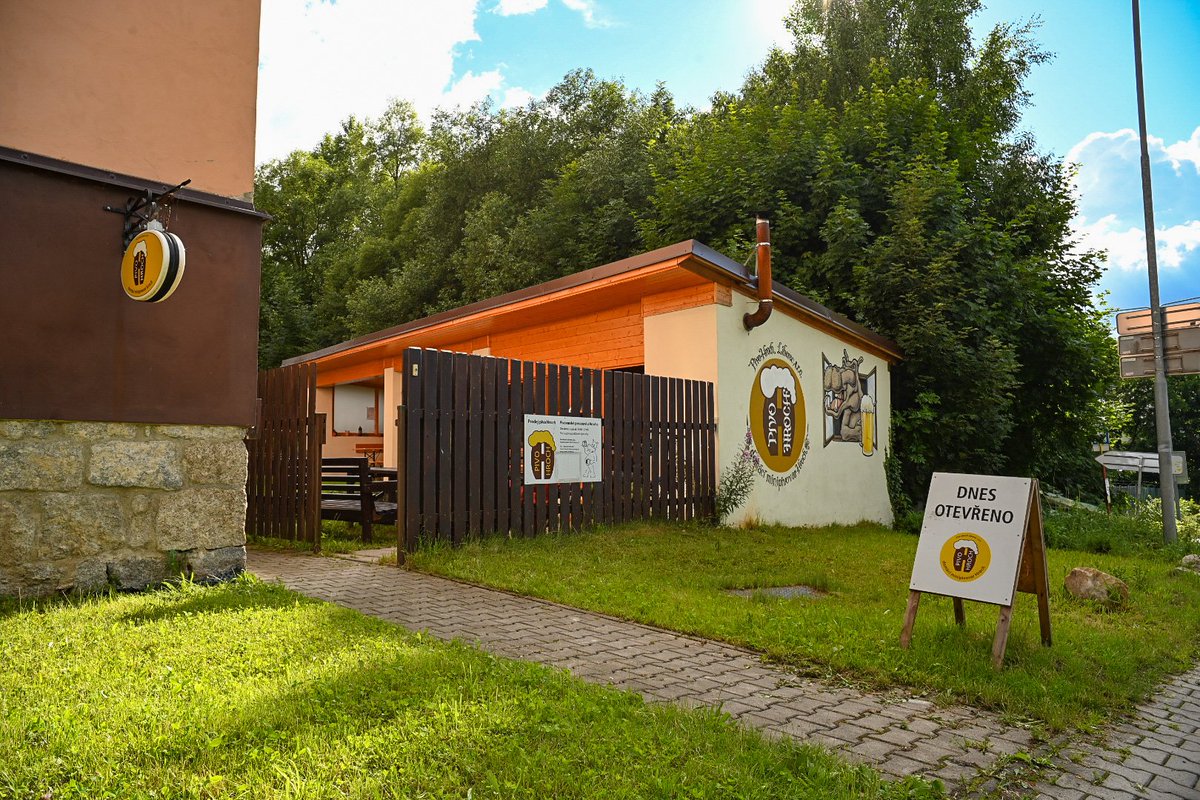 pivnici's tweet photo. Liberecký minipivovar Hroch má otevřeno jen každý pátek. My ho včera naštěstí zastihli… ležáky byly spíše průměrné, užily by doladění, ale třináctka ejl byla dobrá. Posezení je tu příjemné domácké jako někde v zoiglových hospůdkách Horního Falce. Neurazilo :) https://t.co/lCllQGtokm