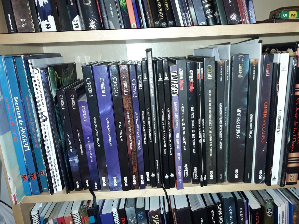 JunqueraPer's tweet photo. Toda mi colección de Cthulhu por fin junta. Alguno de los manuales muy usados y otros esperando su turno. #chulhu #roleplayer #rpg https://t.co/ZlofcOt9Ls