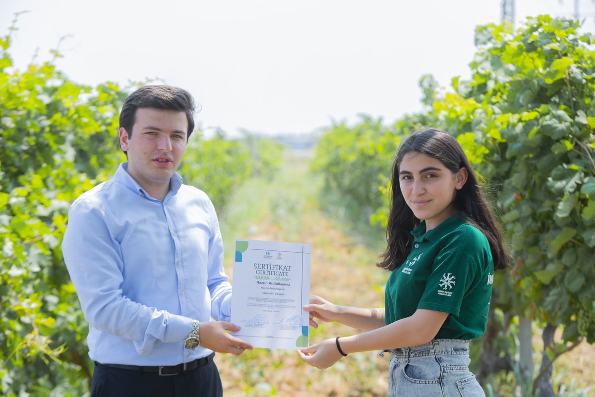 Könüllülük fəaliyyətini uğurla bitirən Aqrar İnkişaf Könüllüləri sertifikatla təltif edilərək məzun olublar.

Məzun olan könüllülərimizə gələcək fəaliyyətlərində uğurlar arzu edirik!

#AİK #agrovolunteers