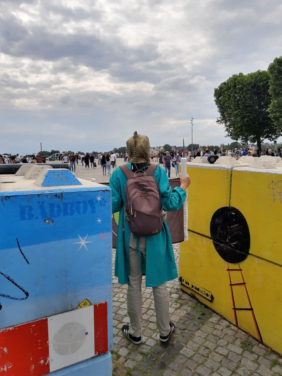 reclaimrosalux1's tweet photo. Heute (vorhin) am #Burgplatz in #Düsseldorf, Schwurbel stets vor Augen. #dus1007
#Querdenken versenken! https://t.co/1ZbcdnAuiL