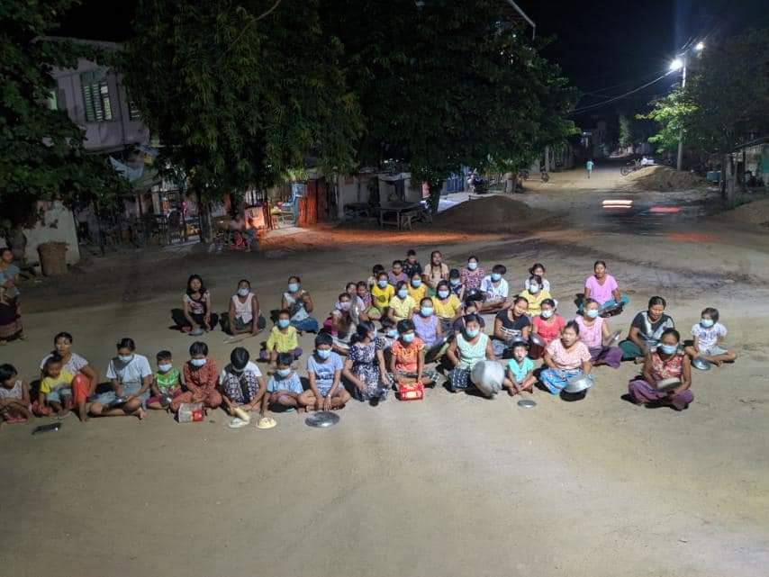 Photos of anti-regime people banging Pots and Pans in Depayin tsp, Saging Region, calling for the fall of SAC dictatorship today.
WE NEED HELP FOR COVID-19 
#WhatsHappeningInMyanmar
#July10Coup
