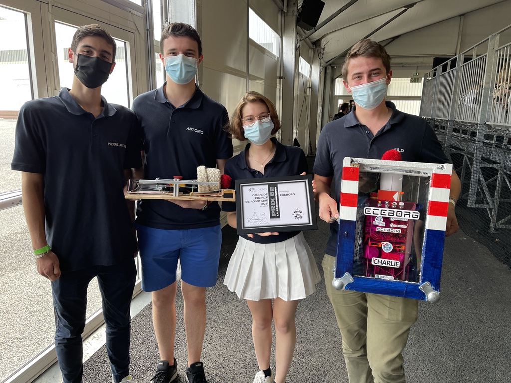 Merci à <a href="/PlaneteSciences/">Planète Sciences</a> , <a href="/oryon85/">Oryon</a> et <a href="/CoupeRobotique/">Coupe de France de Robotique</a> pour le prix de la communication à la coupe de France de robotique 2021. Qui s’ajoute à notre classement à la 11ème place parmi 80 équipes inscrites. #CDR2021 cc @IngenieursECE <a href="/ELSYSDESIGN/">ELSYS DESIGN</a> <a href="/MyRobotics/">MyRobotics</a>