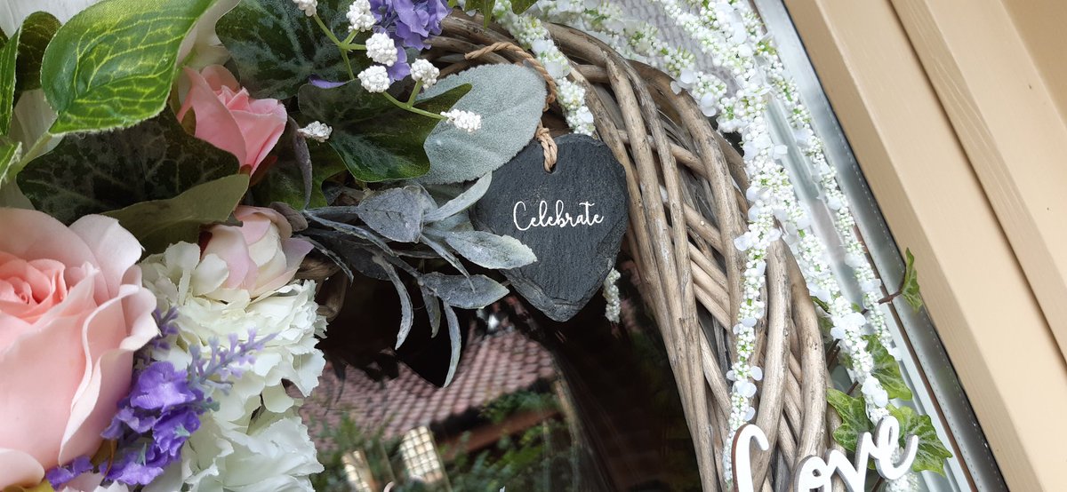 vindomora's tweet photo. We had our first bride leave from the Vindolanda Lodge today.
We commissioned a beautiful wreath to be made by a local company, All Things Nice.
We share the bride &amp; bridesmaids pictures tomorrow.. https://t.co/UErxuZurQZ
