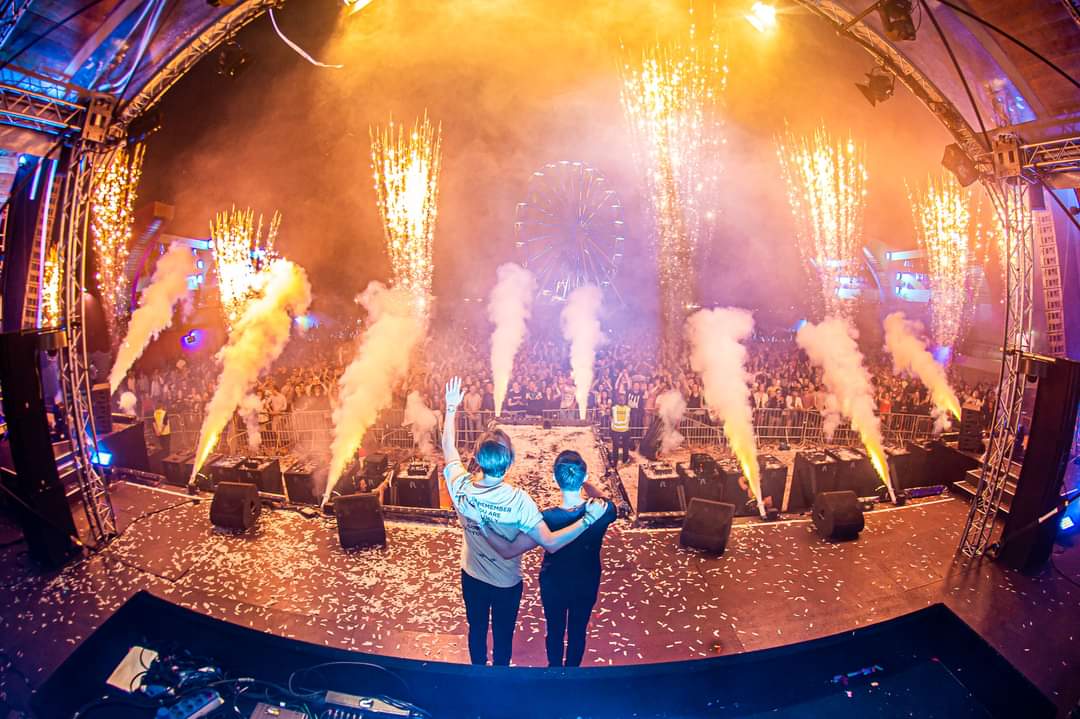 🇳🇱 Lieve Freshtival bezoeker,

Ook wij zijn verrast, teleurgesteld en verdrietig over hetgeen we zojuist hebben gehoord. Wij hopen en zoeken we naar een manier waarop we Freshtival toch door kunnen laten gaan. Vooralsnog vallen onze festivaldagen buiten de uitgesloten periode.